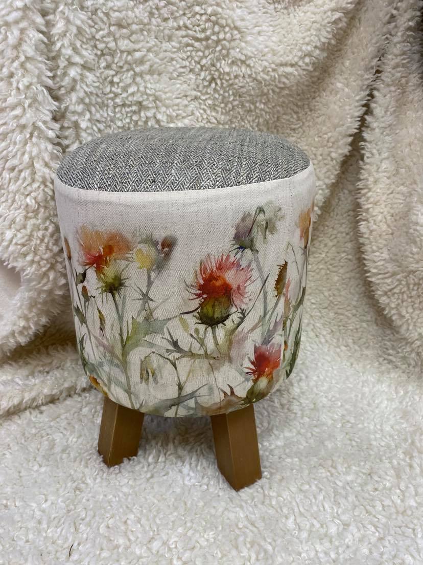 Voyage flower round foot stool
